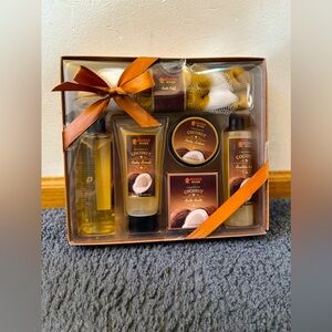 Bath Spa Gift Set For Women & Men- 6 Piece Set  Lotion, Shower Gel, Bath Salts